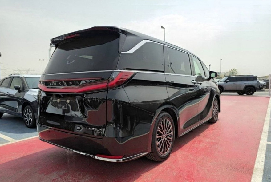 Lexus LM Gallery